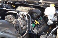 Motorraum mit verschiedenen Komponenten der Autogasanlage im Dodge Ram 1500